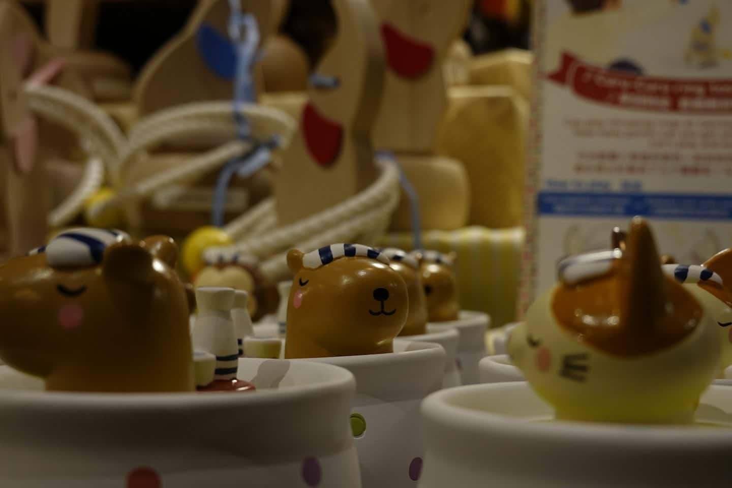 Figurki kapibarów w marynarskich kapeluszach siedzą w białych filiżankach.
